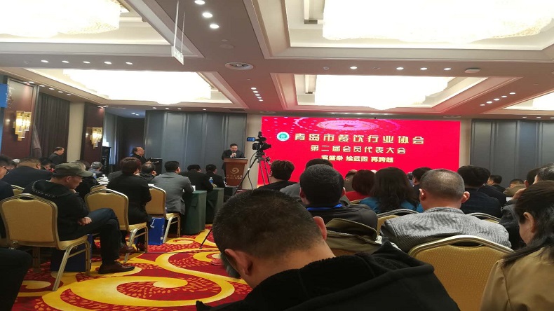 特斯特參加餐飲協(xié)會會議