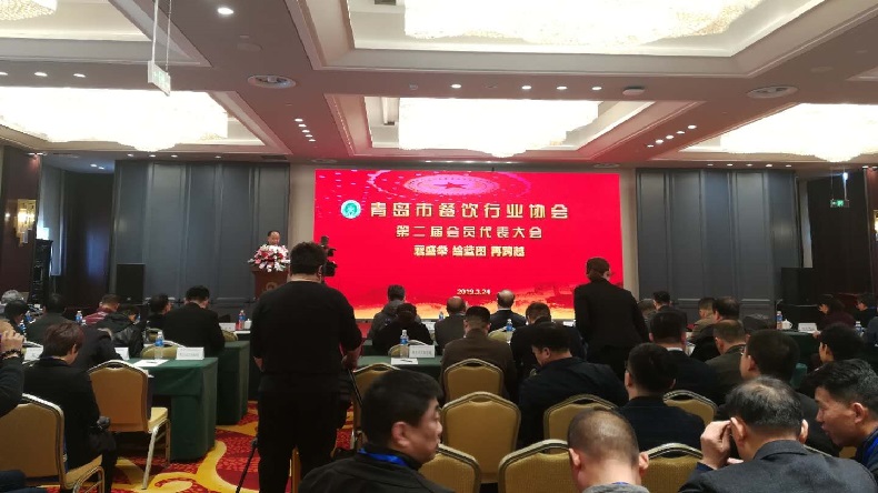 特斯特參加餐飲協(xié)會會議